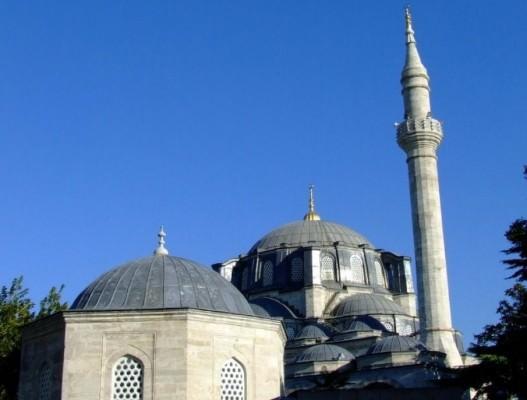 <p>Cerrah Mehmet Paşa Türbesi<br /><span><br /> Cerrahpaşa Camii avlusu Cerrahpaşa - Fatih<strong></strong></span></p>