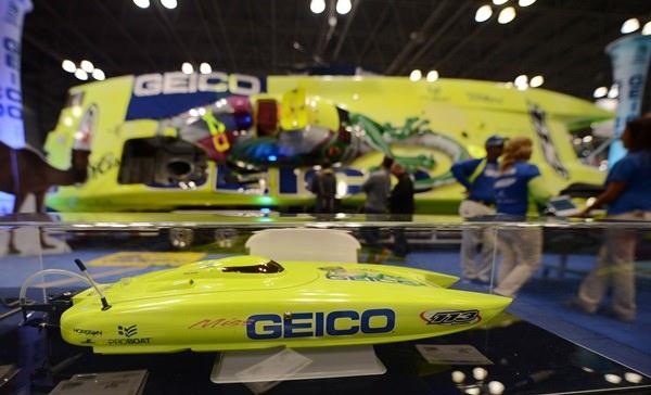 Progressive sigorta şirketinin ana sponsorluğunda gerçekleştirilen New York Bot Fuarı'nda, Sea Ray, Meridian, Formula, Sailfish, Pursuit, Malibu gibi dünyaca ünlü yat firmalarının yanı sıra Yamaha ve Mercury gibi motor ve jet ski üreticileri yer alıyor.