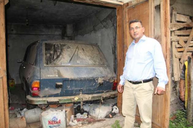 <p><strong>Sıfır kilometre araba 34 yıl sonra garajdan çıkarıldı</strong><br /><br />"Bu ancak Karadeniz’de olur" denilen bir olay Giresun’da yaşandı. Giresunlu İshak Çakır, 34 yıl önce aldığı arabayı bir kere sürmeden koyduğu garajından ilk defa çıkardı ve çıkardığı gün de satışını yaptı.</p>