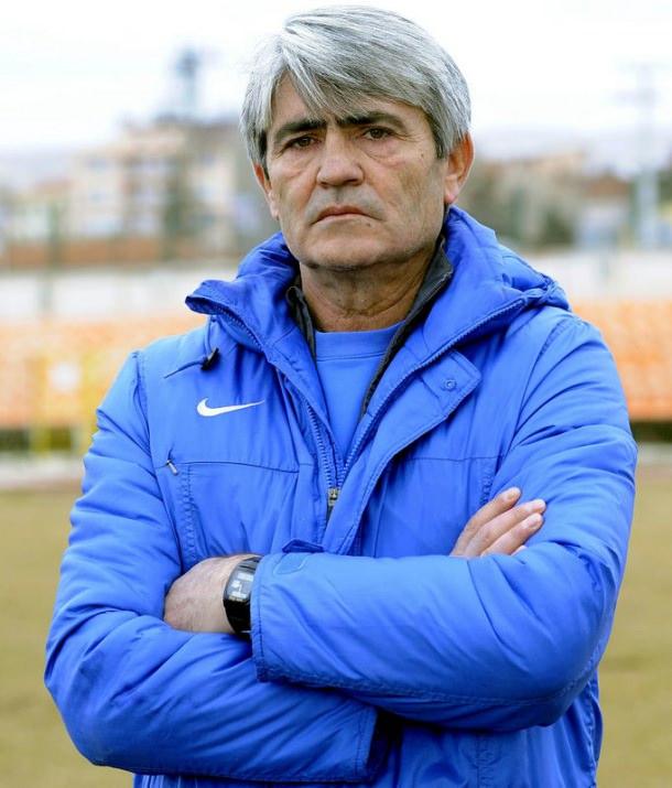 <p>28 Ocak 2013<br /><br />Türk futbolunun önemli isimlerinden teknik direktör Arif Peçenek hayatını kaybetti. </p>