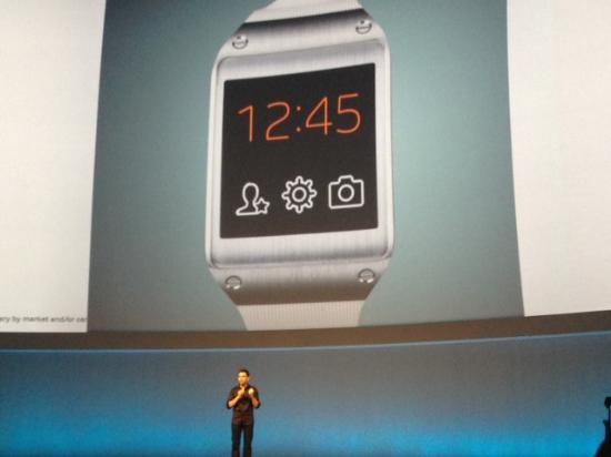 <p>Bu özelliklerin yanı sıra Galaxy Gear'da Samsung'un geliştirdiği ses komut özelliği 'S Voice', sağlık uygulaması 'S Health' ve sosyal paylaşım sitelerinin uygulamaları yer alıyor. </p>