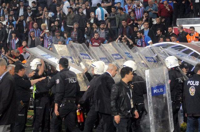 <p>Burada Galatasaray forması giyip Trabzonspor-Fenerbahçe maçı izleyecek. Burada olamaz öyle bir şey alır yakarlar o formayı.</p>
<p> </p>