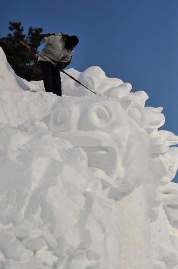 Çin'de gerçekleşen 'Jingyue Snow World Festival' adlı geleneksel kar festivalinde dev binalar inşa edildi. Binaların özelliği ise hepsinin kardan yapılması... 200 kilometrekarelik bir alanda gerçekleşen festival için onlarca sanatçı günlerce çalıştı. Heykeller, gece de ışıklandırılarak görsel bir şölen sunuyor.