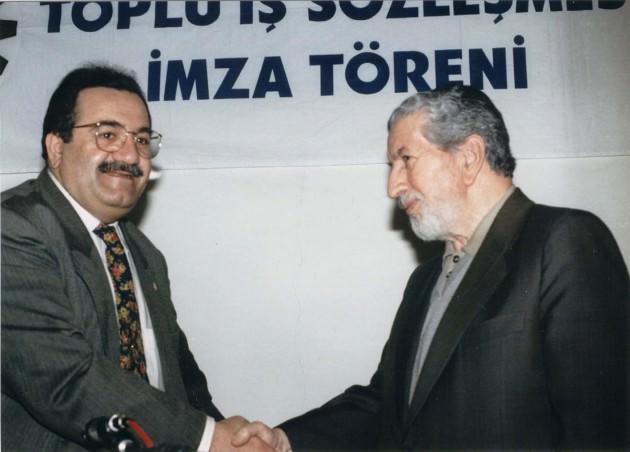 TİM Başkanı Mehmet Büyükekşi: Ülkemizin öncü sanayicilerinden, cesur girişimci Sabri Ülker’in vefatını üzüntüyle öğrendim. Sabri Ülker, iş dünyasında örnek alınacak pek çok işe imzasını koymuş başarılı bir işadamıydı. Aynı zamanda eğitim alanında yaptığı çalışmalarla da anılacak olan Sabri Ülker’e Allah’tan rahmet, ailesi, sevenleri ve tüm Ülker camiasına, tüm ihracat ailesi adına başsağlığı diliyorum. 