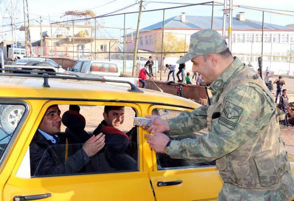 Şırnak'ta'ta jandarma ekipleri, Şırnak-Siirt karayolundan araçlarla geçen vatandaşlara aşure ikramında bulundu.