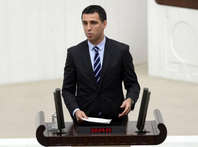 <p>Hakan Şükür - 2013-2014 Sezonu Türkiye Futbol Süper Ligi Şampiyonu, Fenerbahçe Spor Kulübü'nü tebrik ederim...</p>