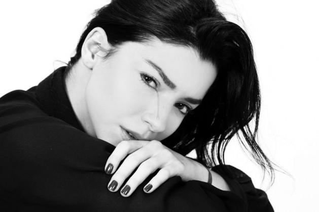 <p>Lisede hiç popüler olmayan, utangaç, içe dönük kimsenin yüz vermediği Merve Boluğur, kuzeninin ajansındaki bir fotoğraf çekimine gitti.</p>