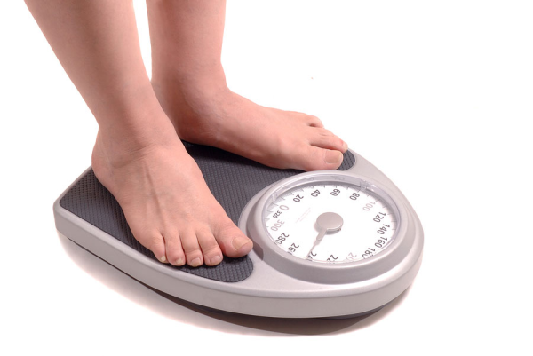 <p>11-Kiloya dikkat: Verdiğiniz her kilo, dizlerinize her adımda binen yükün dört kilo azalmasını sağlar. Yani günde 10 bin adım atıyorsanız, verdiğiniz kilo dizlerinizdeki yükün 20 ton azalmasını sağlar. Bir de bunu yıl bazında hesaplayın. Etkisini daha net göreceksiniz.</p>