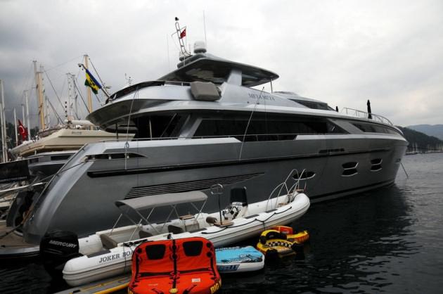 Marmaris'te bu yıl 33'üncüsü düzenlenen "Marmaris Yacht Charter Show" Fuarında milyon dolarlık lüks yatlar görücüye çıktı.