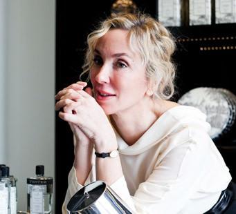 Zeynep Garan 2.5 milyon TL Sosyetenin ünlü simalarından Zeynep Garan, Fuji Film'in Türkiye mümessili olan eşi Mehmet Garan'a boşanma davası açtı. Garan, mahkeme dilekçesinde "Eşim 9 aydır eve gelmiyor. Agresif bir kişiliğe sahip olan Mehmet Garan, aşırı alkol alıyor" dedi. İki çocuğunun velayetini isteyen Zeynep Garan, aylık 50 bin lira nafaka talep etti. Boşanmadan sonra çalışamayacağını ve mirasçılık haklarını kaybedeceğini belirten Zeynep Garan, eşinden 1.5 milyon TL maddi tazminat istedi. Eşinin davranışları nedeniyle küçük düşürüldüğünü, kadınlık gururuna tecavüz edildiğini ileri süren Zeynep Garan, bu nedenle de 1 milyon TL manevi tazminat istedi. Garan, 2.5 milyon TL'lik tazminatın yanı sıra Mehmet Garan'ın sahibi olduğu milyonlarca dolarlık mal varlığının yarısının kendisine verilmesini talep etti.