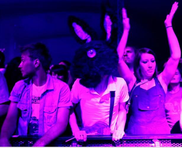 Tavşan kostümüyle konserde:İsviçre'de M83 isimli grubun 37. Paleo Müzik Festivali kapsamındaki konserinde tavşan maskesi takmış bir izleyici dikkatleri üzerine çekiyor. İsviçre