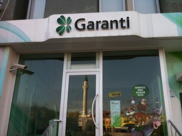 <p><strong>Garanti Bankası 2.150 kişi</strong></p>
<p><span style="line-height: 13pt;">2013 Ocak – Kasım sonu arasında 55 şube açan ve 2.791 kişiyi işe alan Garanti Bankası’nın 10 Aralık 2013 itibariyle 991 şubesi ve 18.737 çalışanı var.2014’te şube açılışlarına kontrollü şekilde devam edecek olan banka önümüzdeki yıl 2.150 kişiyi işe almayı planlıyor. Ayrıca 2.900 çalışanın da terfi edilmesi planlanıyor.</span></p>