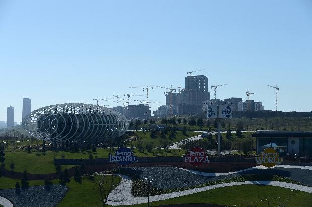 <p><span>Tema İstanbul Genel Müdürü Mesut Arslan projesinin çevresinde yol genişletme, ek gişe ve kavşak düzenleme çalışmaları planlandığını ifade etti. Arslan'ın verdiği bilgiye göre Karayolları Genel Müdürlüğü'nde olan projenin maliyeti 210 milyon lira.</span></p>
<p><span>Geçtiğimiz aylarda eski Ulaştırma Bakanı Binali Yıldırım'da bölgenin trafiğini rahatlatmak için alternatif yol projelerini hayata geçireceklerini açıklamıştı.</span></p>