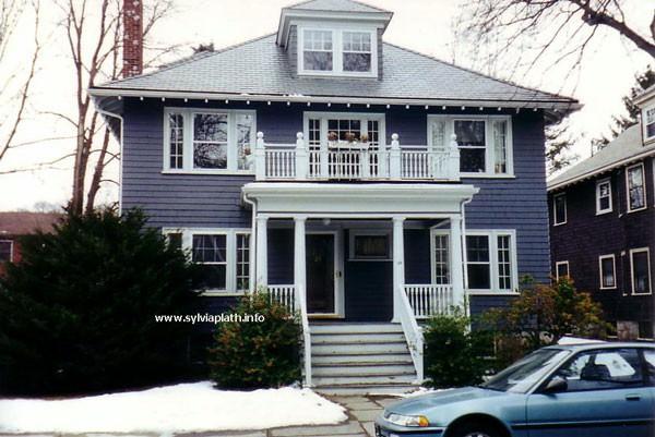 Slyvia Plath’ın doğduğu ve çocukluğunu geçirdiği bu ev, Massachusetts’teki Boston sınırlarının içindeki Jamaica Plain bölgesinde.