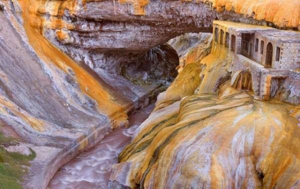 <p>The Puente del Inca, Arjantin Üstünü kaplayan turuncu ve sarı sülfürden bakteri atıklarıyla doğal taşlardan oluşan bir köprü.</p>