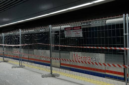 <p>Güzergâh için hangi eleştiriler yapılıyor?</p>
<p>Sivil toplum örgütleri; Marmaray'ın Boğaz'dan geçiş güzergâhının yanlış seçildiğini öne sürüyor. Buna göre, Bostancı ile 4. Levent arası indi-bindilerle bir saatten fazla sürecek. İddialar Marmaray'ın ancak Pendik-Halkalı arasındaki sahil şeridinde seyahat edeceklere yarayacağı yönünde.</p>