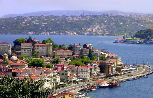 Dünyanın en pahalı şehirleri arasında 79. sırada yer alan İstanbul’da yaşamak ciddi bir maliyeti beraberinde getiriyor. Bu maliyetler arasında ilk sırayı ise emlak alıyor. Gerek alım-satım, gerekse kiralamada artan fiyatlar, bazı bölgelerde dudak uçuklatacak rakamları buluyor. Ancak her şeye rağmen emlaktaki hareket hız kesmiyor. İşte İstanbul’da ilçe ilçe satılık daire fiyatları: