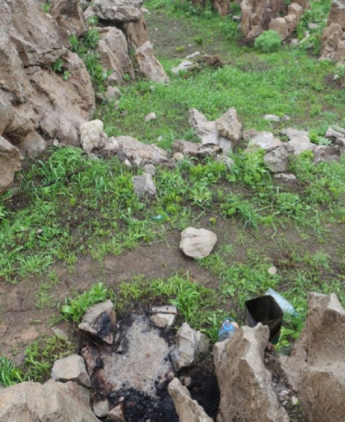 <p>Türkiye'nin İran ve Irak'a sınırında bulunan ve yıllarca yoğun çatışmalara sahne olan Şemdinli İlçesi'ndeki PKK'lı grupların bu sabah saatlerinden itibaren Irak'a geçiyor. Yerel kaynaklara göre, ilk çekilme Gediktepe ve Çarçel ile Derecik bölgesinde bulunan Yeşilova'dan oldu. PKK'lılar giderken geriye yaktıkları ateş, su ısıttıkları tenekeler ve su taşıdıkları bidonlar kaldı.</p>