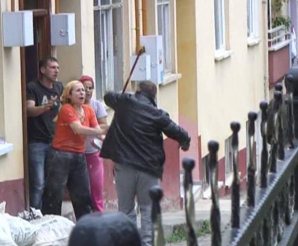 Ordu'da sokakta dövdükleri ve ellerinden kaçırdıkları genci bir işyerinin önünde sıkıştıran iki kişi, genci korumaya çalışan kadınların fırça süpürgeyle direnmesi üzerine neye uğradıklarını şaşırdı.