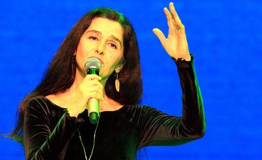 Melike Demirağ Arkadaş: Üstü kapalı komünizm propagandası. Üstelik şarkının bestecisi ve söz yazarı da Şanar Yurdatapan.
