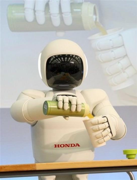 <p>En akıllı robot Honda’nın ASIMO adlı insansı robotu saatte 3.7 mil hızla koşabiliyor, futbol topuna vurabiliyor, 10 farklı insanı tanıyabiliyor ve onlara isimleriyle hitap edebiliyor.</p>
