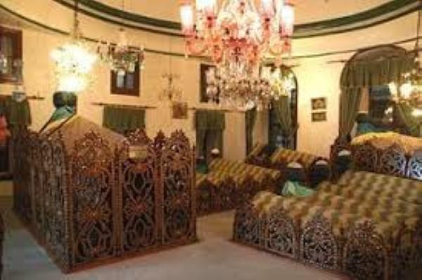 <p>Yahya Efendi Türbesi</p>
<p>Yıldız Mahallesi Çırağan Sarayı Yolu üzeri Yahya Efendi Camii yanı - Beşiktaş</p>