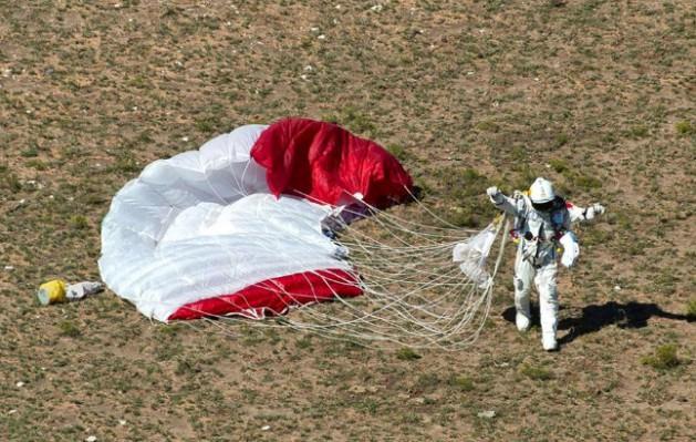 — Baumgartner, atlayışından hemen önce, 'Şu an tüm Dünya izliyor' dedi ve kendisini boşluğa bıraktı.