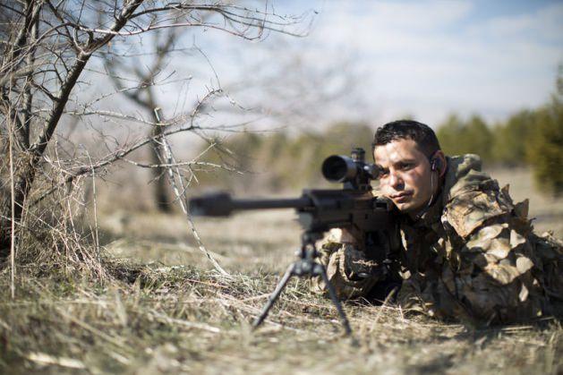 <p>Jandarma Genel Komutanlığı b&uuml;nyesinde g&ouml;rev yapan keskin nişancılar, zorlu eğitimlerden ge&ccedil;iyor, &ouml;zel olarak yetiştiriliyor. Her t&uuml;rl&uuml; araziye uygun olarak gizlenebilen keskin nişancılar rehine kurtarmaya y&ouml;nelik &ouml;zel atışlar i&ccedil;in de eğitiliyor.</p>