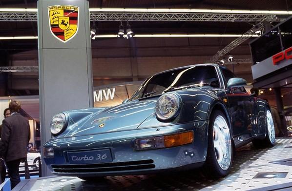 <p>1992 Porsche 911 Turbo (964). Otomobilde şirketin yeni 3,6 litrelik turbo motoru kullanılmıştı.</p>