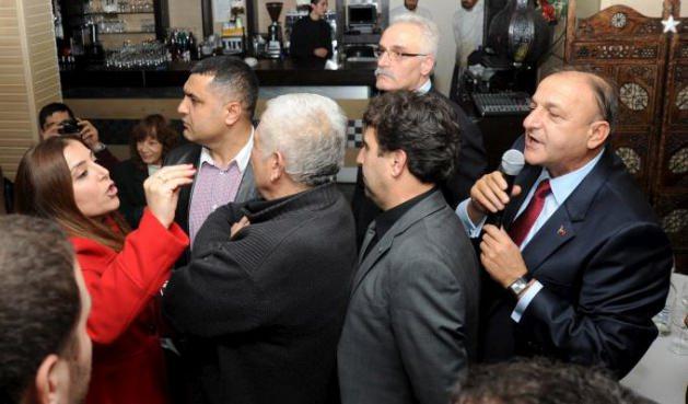 Vural, T&uuml;rkiye Cumhuriyeti devletinin milli ve &uuml;niter devlet yapısının ciddi bir tehdit altında olduğunu savundu. "B&uuml;t&uuml;n gidişat, adeta cumhuriyetimizin kurulduğu temellerle milletimizin varolduğu temelleri ayrıştırmaya y&ouml;nelik bir hedefe doğru gitmektedir" diyen Vural, s&ouml;zlerini ş&ouml;yle s&uuml;rd&uuml;rd&uuml;: "Bir millet d&uuml;ş&uuml;n&uuml;n ki, adını tartışıyorsa, bir devlet d&uuml;ş&uuml;n&uuml;n ki, yapısını tartışıyorsa nereye gideceği bilinmeyen r&uuml;zgarın akışına bırakılmış demektir. T&uuml;rkiye Cumhuriyeti devleti ve milleti birtakım komite odalarında, birtakım siyaset terzilerinin kesip bi&ccedil;tiği, inşa ettiği bir millet değildir ki. Biz bu coğrafyada kendi irademizle varolduk, kendi irademizle burayı vatan yaptık, bu iradeyi ortadan kaldırmak isteyenlere karşı kendi irademizle yine yaptık. Biz koloni olmadık, bu coğrafyanın hakimi olduk, egemeni olduk. Başka &uuml;lkeler gibi T&uuml;rk milletini ve devletini, ulus inşa modelleri, devlet inşa modelleriyle birileri birtakım projelerle getirecek, s&ouml;zde barış ve &ccedil;&ouml;z&uuml;m s&uuml;reci adı altında bize 'analar ağlamasın' edebiyatıyla bunu hazmettirecek. B&ouml;yle birşey yok."