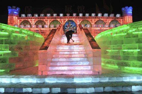 <p>Çin'de hayran bırakan buzdan heykellerin binlerce LED ışıkla aydınlatıldığı buz festivali göz kamaştırıyor.</p>