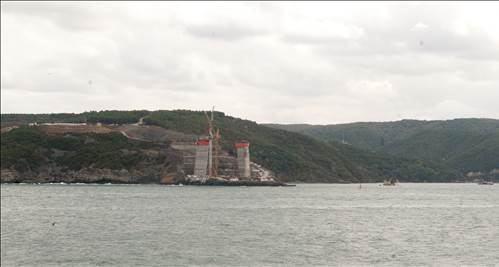 <p>Boğaz'ın iki yakasını bağlayacak Yavuz Sultan Selim Köprüsü'nün inşaatı son hızla sürüyor.</p>