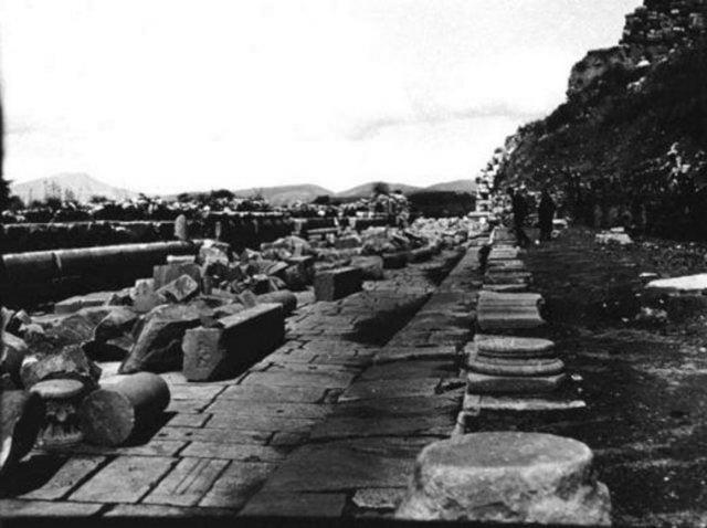 <p>Newcastle Üniversitesi’ndeki Gertrude Bell Kütüphanesi’nin internet üzerinden satışa çıkardığı fotoğraflar arasında, Bell’in İzmir Kalesi, Efes, Milet, Priene ve bazı diğer antik kentlere ait olanlar da yer aldı.</p>

<p> </p>
