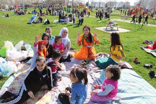 <p>Çok sayıda televizyon kanalının canlı olarak yayınlayacağı kutlamayı izlemek için yurt içi ve yurt dışından Diyarbakır'a gelen 350'yi aşkın gazeteci akreditasyon yaptırdı. Alanda toplanan gruplar, müzik yayını eşliğinde halay çekerek eğlenmeye başladı. Çocuklar alanın yakınındaki parkta oyun oynarken, bazı aileler de çimlere serdikleri kilimlerin üzerine piknik yapıyor.</p>