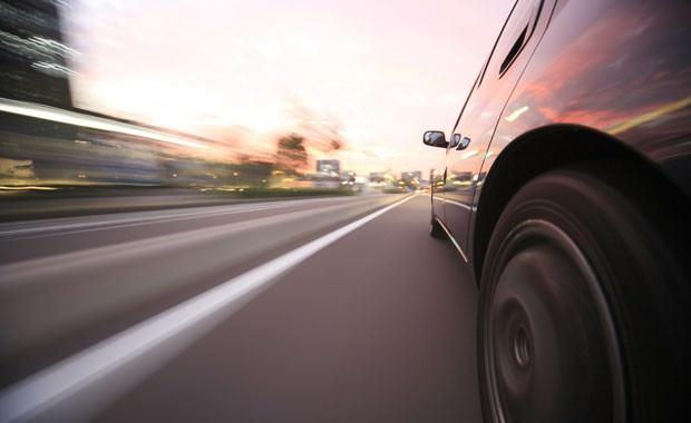 <p>- Ne kadar hızlı giderseniz o kadar fazla rüzgar direnci ile karşılaşırsınız. Saatte 12 km’lik bir fark yakıt tüketiminizi yüzde 23 oranında artırabilir.</p>
