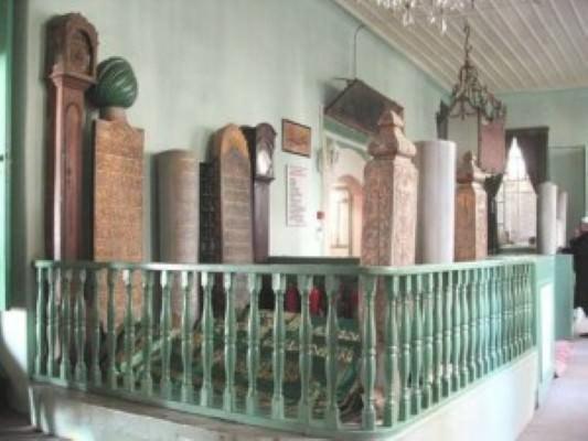 <p>Güzelce Ali Paşa Türbesi</p>
<p>Çırağan Sarayı Yolu üzeri Yahya Efendi Camii yanı - Beşiktaş</p>