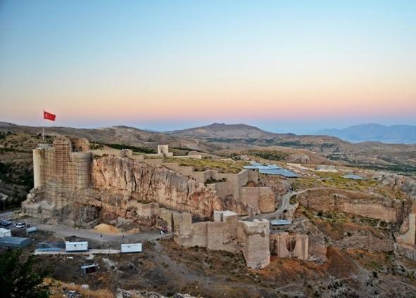 <p><strong>Açık hava müzesi Harput</strong><br />
Elazığ`a 5 km. mesafedeki Harput ilçesi bir açık hava müzesi görünümünde. Müzesi, kalesi, Ulu Camii, Meryem Ana Kilisesi ve Buzluk Mağarasıyla görülmeye değer bir turizm merkezidir.</p>
