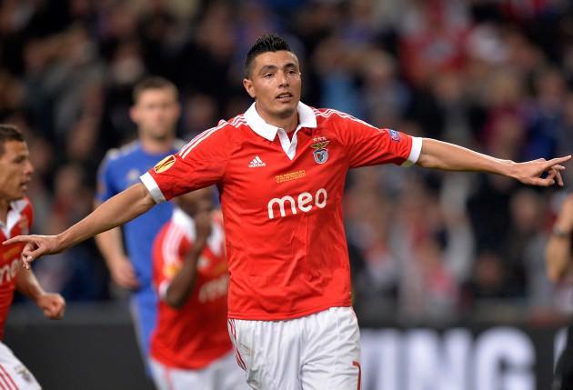 <p><strong>CARDOZO HAFTAYA İMZAYI ATIYOR</strong><br />Fener 3. bombayı da patlatıyor. Paraguaylı yıldızın transferinde d&uuml;n &ccedil;ok &ouml;nemli adımlar atıldı. 12-13 milyon euro'ya anlaşma noktasına gelindi; tek p&uuml;r&uuml;z ise &ouml;deme takvimi. F.Bah&ccedil;e, Paraguaylı golc&uuml;ye &ccedil;ok b&uuml;y&uuml;k ihtimalle haftaya imza attıracak. (FOTOMA&Ccedil;)</p>