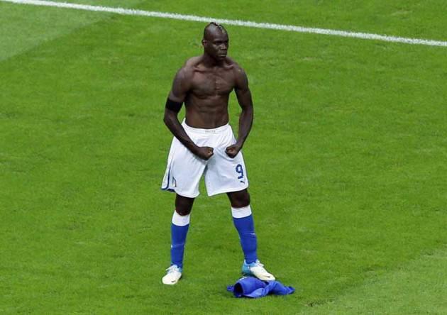 <p><strong>Muhabir:</strong> "Barcelona'da oynamak ister misin?"<br />
<strong>Balotelli:</strong> "Hayır, ben kızlarla futbol oynamam.</p>
