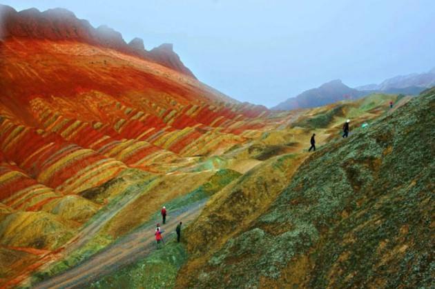 Usta bir ressamın ellerinden çıkmış yağlı boya tabloları andıran bu kareler aslında üzerinde ufak bir oynama bile olmayan fotoğraflar. Çin’in Gansu eyaletindeki Niciaying kasabasının Nantaizi köyünde bulunan bu tepelerin her şeyi doğal. Kırmızı kumtaşı katmanlarından oluşan bu arazi zaman içinde dik yamaçlar ve benzersiz kaya oluşumlarından meydana gelen dağlık bir araziye dönüşmüş. Bu tarz bir kaya oluşumu sadece Çin’de bulunuyor.