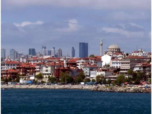  Üsküdar merkez bölgesinde 100 m2’lik bir dairenin kirası 900-1.500 TL arasında değişiyor. Manzara unsuru devreye girdiğinde kiralar 3.000 TL’yi bile geçebiliyor. Bununla birlikte, Marmaray projenin hizmete girmesini bekleyen mülk sahiplerinin bir süre talepleri biriktirmesi ve talepler doğrultusunda hareket etmesi bekleniyor. Ancak Yazıcı, uzun bir süre emlak piyasasının hareketlenmesini bekleyen mülk sahiplerinin kira fiyatlarını en az yüzde 10 ila yüzde 15 arasında yükseltmelerini öngörüyor. Diğer yandan, en çok bir yıl içinde bu oranın daha da artacağı tahmin ediliyor. Bu gelişmeyle ilgili olarak raylı sistem projelerinin etkisini zamanla daha net hissettiren ulaşım araçları olduğunu ifade eden Yazıcı özellikle İstanbul’un daha yeni yeni raylı sistemlerle tanışıyor olduğu göz önünde bulundurulacak olursa, mülk sahiplerinin ve yatırımcıların projenin etkisini gözlemleyebilmesi, talepleri değerlendirip piyasanın oluşmasının belli bir süre alacağının altını çiziyor.