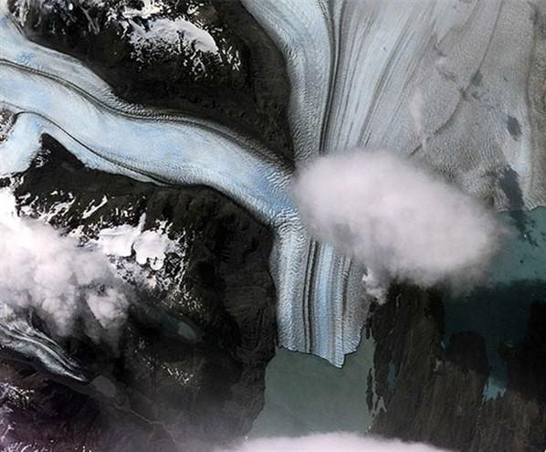 Upsala Buzulu, Arjantin Patagonyası Upsala, Güney Patagonya Buz Alanı’ndaki en büyük üçüncü buzul. Argentino Gölü’nde sona eren Upsala, yaklaşık 780 km kare büyüklüğünde. 1960 ile 1990’lı yıllar arasında 5 km eriyen buzul, 2004’te çekilen bu fotoğrafında erimeye devam ettiğini gösterdi.