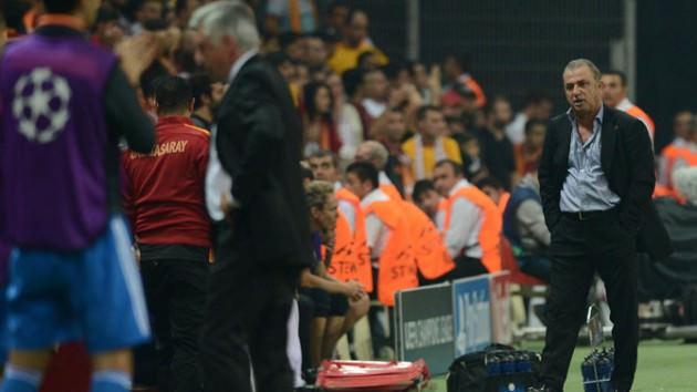 <p>İzzet Çapa: Terim, Eboue’ye fena sinirlendi. Her şeye rağmen bize muhteşem başarılar yaşatan Terim’e çok şey borçluyuz, bunu unutmayalım.İyi günde de kötü günde de seninleyiz İmparator!</p>