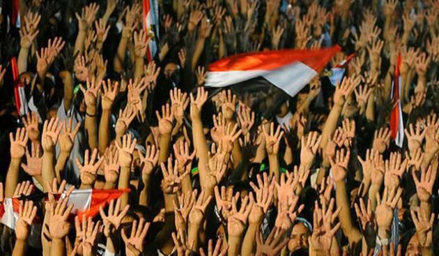 <p>Mısır'da haftalardır süren darbe karşıtı gösterilerin sembolü haline gelen ve dört parmakla yapılan "Rabia işareti", Türkiye'de de son yılların en etkili kampanyalarından birine dönüştü.</p>