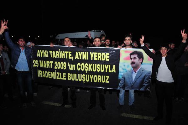 KCK operasyonları kapsamında tutuklu bulunan Van Belediye Başkanı Bekir Kaya ve 8'i tutuklu 13 kişinin yargılandığı davada sanıkların tahliye kararı partililer tarafından coşku ile kutlandı