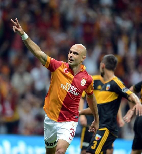 <p>Galatasaray, yeni sezon öncesi çek savunma oyuncusu Ujfalusi'den gelen sakatlık haberi ile sarsıldı. Antremanda ön çapraz bağları kopan Ujfalusi, ilk yarıyı kapattı. Sarı kırmızılılar Ujfalusi'nin yerini Lyon'un tecrübeli defans oyuncusu Cris'le doldurdu.</p>