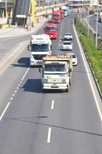 İki yönlü yollarda, karşıdan gelen araçların geçişini zorlaştıran bir durum varsa geçişi kolaylaştırmak için aracını sağ kenara yanaştırmamak, gerektiğinde sağa yanaşıp durmamak; dağlık ve dik yokuşlu karayollarında karşılaşma halinde güvenli geçişi sağlamak için inen araçların önceden sığınma cebine girmemesi, cep yoksa sağa yanaşıp durmaması, gerektiğinde geri gitmemesi 77 lira para, 15 puan cezası.