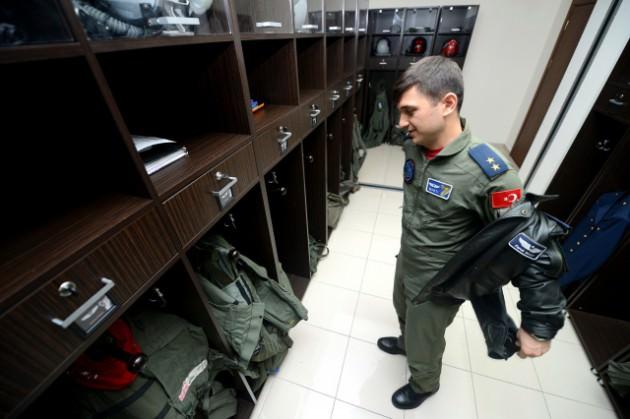 Gökyüzünün yılmaz bekçileri, bilgilerini sürekli tazeliyor Üste bulunan gökyüzünün yılmaz bekçileri olan yetenekli pilotlar, sürekli eğitimle bilgilerini tazeliyor, her an savaş çıkacakmış gibi harbe hazırlıklı oluyor. Hava Harp Okulu'ndan itibaren eğitimleri başlayan pilotlar, her ne kadar yetenekli ve bilgili olsalar da her uçuşlarında ve tatbikatlarında eğitimlerini sürdürüyor.