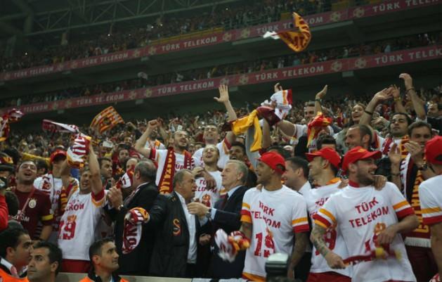 KICKER (ALMANYA) *19. ŞAMPİYONLUK! GALATASARAY, FENERBAHÇE'Yİ GERİDE BIRAKTI
