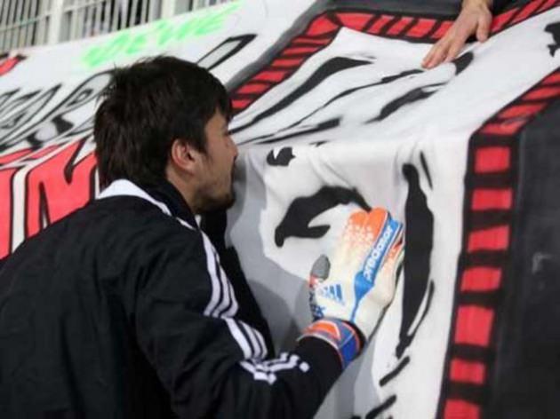 <p>Beşiktaş'ın tecrübeli kalecisi Tolga Zengin, siyah-beyazlı taraftarların astığı Melek Zengin'in resmini öperken, duygusal anlar yaşadı.</p>